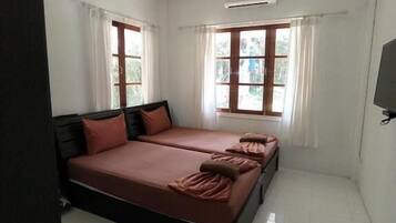 4 bedrooms, premium bedding, Select Comfort beds, blackout curtains