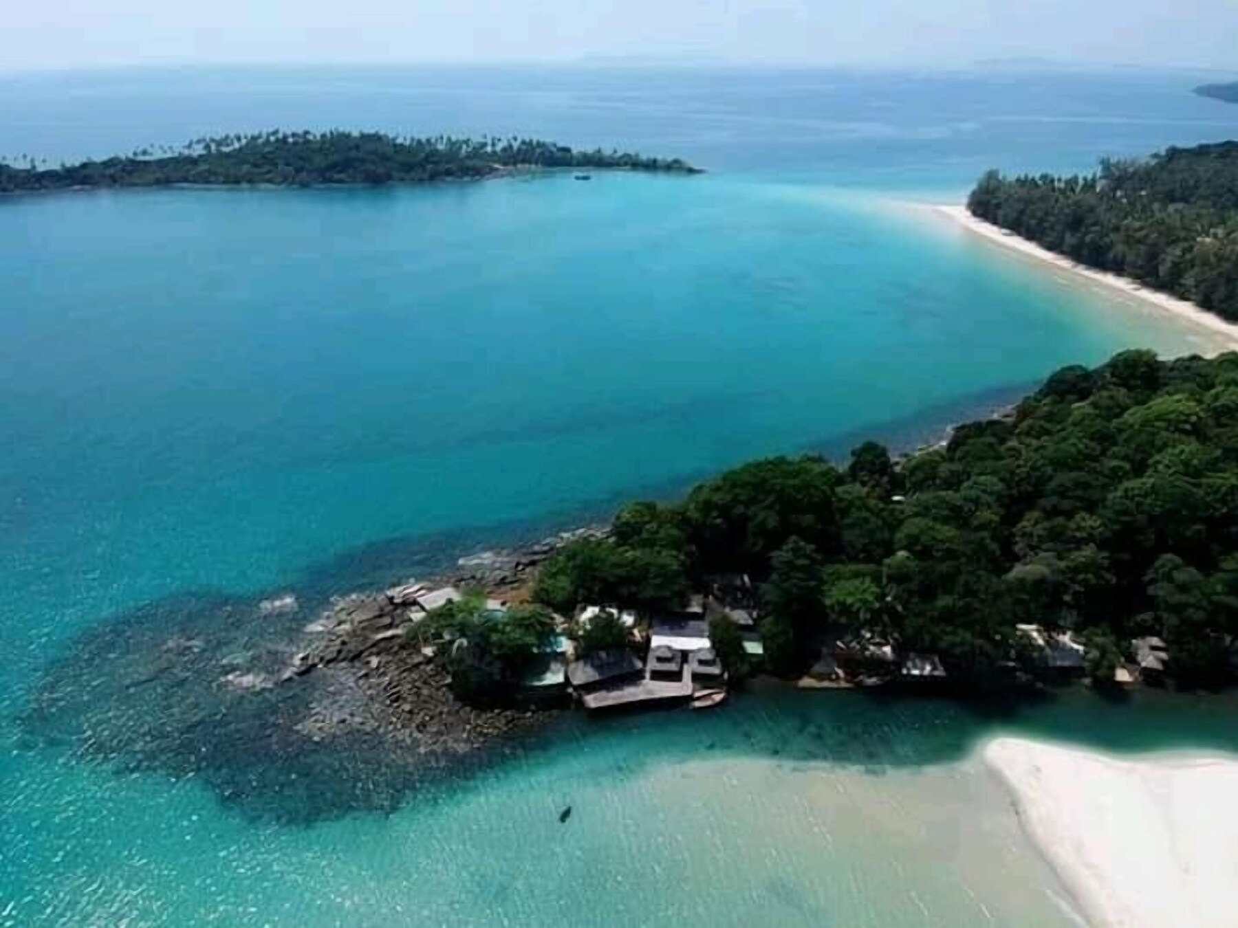 Plage à proximité, cabines gratuites, massages sur la plage