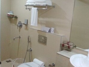 Habitación Deluxe | Baño | Regadera, amenidades de baño gratuitas, toallas