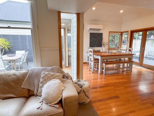 Best Location in Hobart! Luxury house, close to everything!