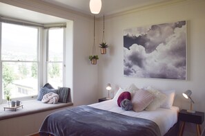 4 bedrooms, iron/ironing board, travel cot, free WiFi - Best Location in Hobart! Luxury house, close to everything! (Hobart)