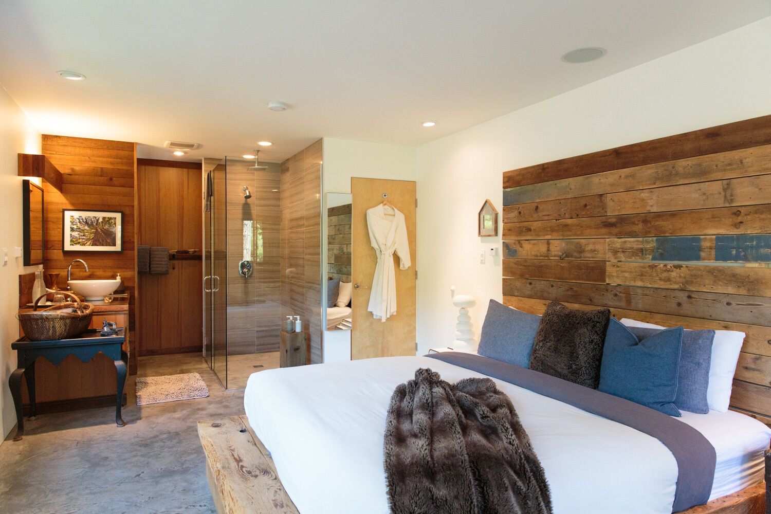 Secret Cove Waterfront Suite with Hot Tub