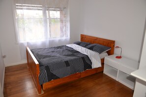 3 bedrooms, iron/ironing board, free WiFi, bed sheets
