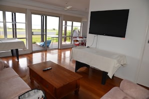 Smart TV, video games, books - Ocean view Beach Front House Esplanade Portarlington Indented head (Indented Head)