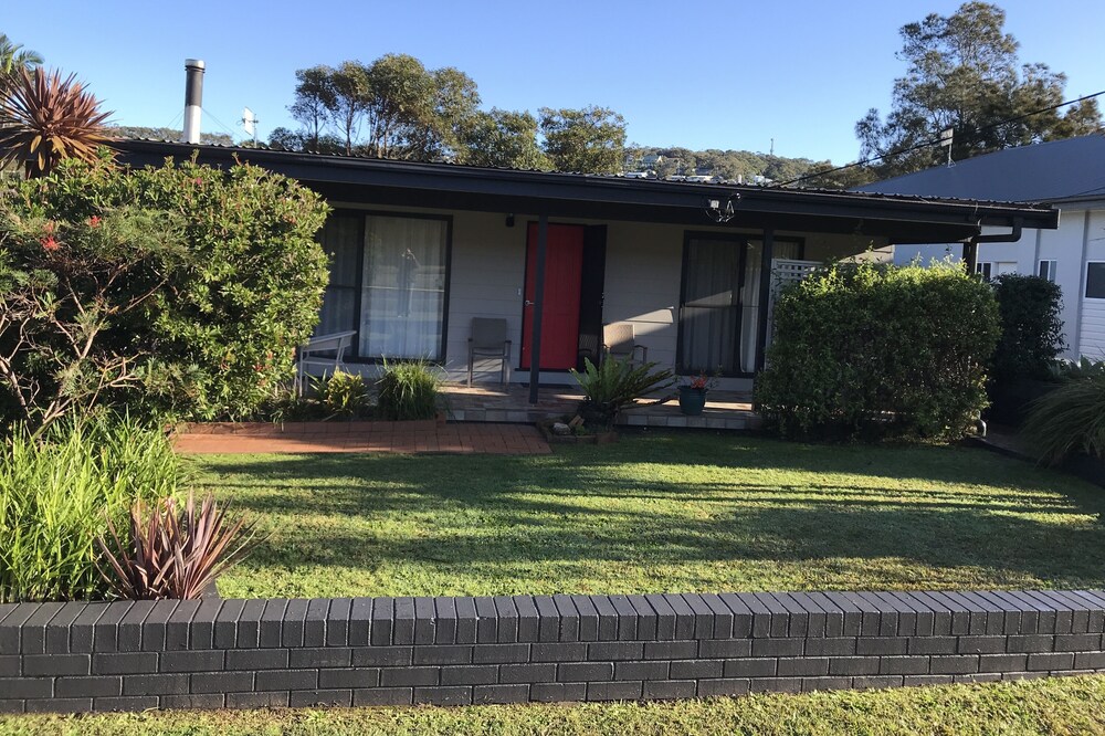 Comfy pet friendly family beach cottage just 300 metres to Copa Beach