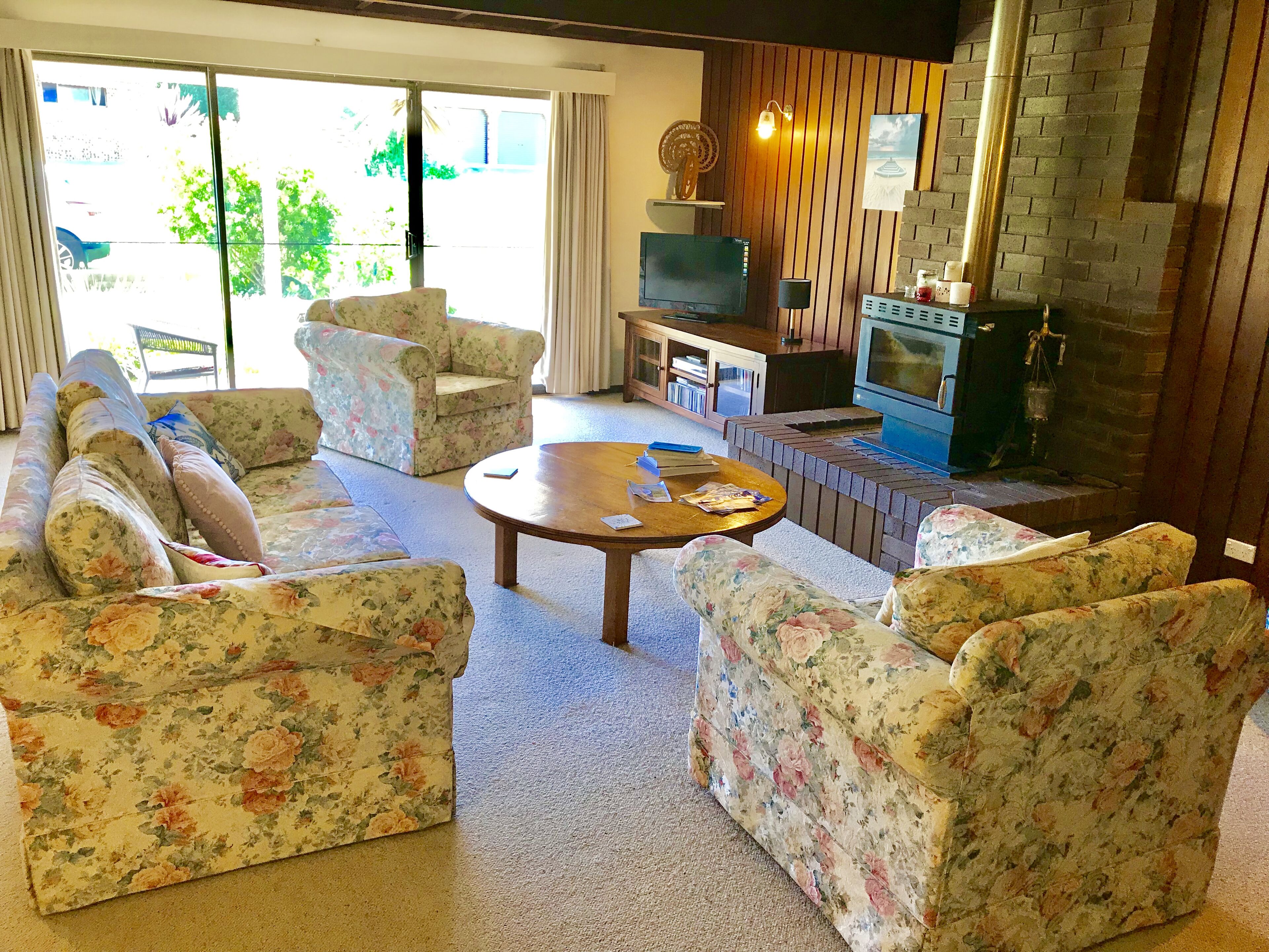 Comfy pet friendly family beach cottage just 300 metres to Copa Beach