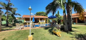 Outdoor dining - Artur Nogueira family farm near Holambra in a condominium.  (Artur Nogueira)