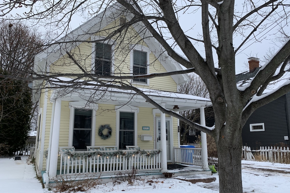 Spacious updated home near Lake Superior walk to restaurants, breweries, beach