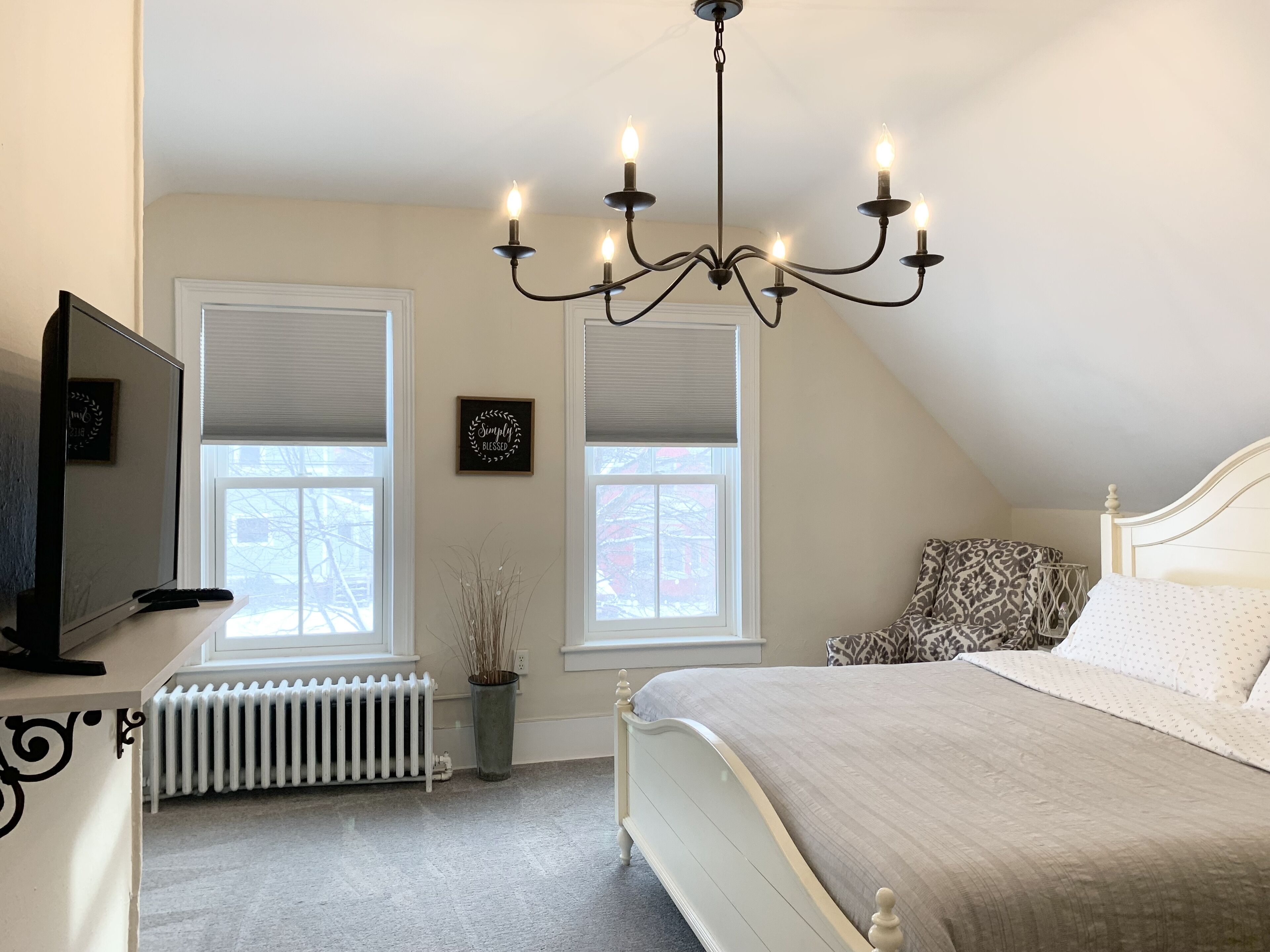 3 bedrooms, desk, iron/ironing board, travel crib