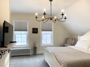 3 habitaciones, escritorio y tabla de planchar con plancha