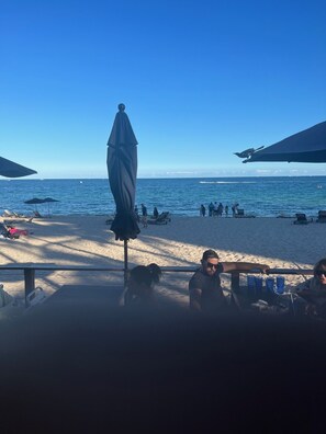 Nær stranden, solsenger og strandhåndklær