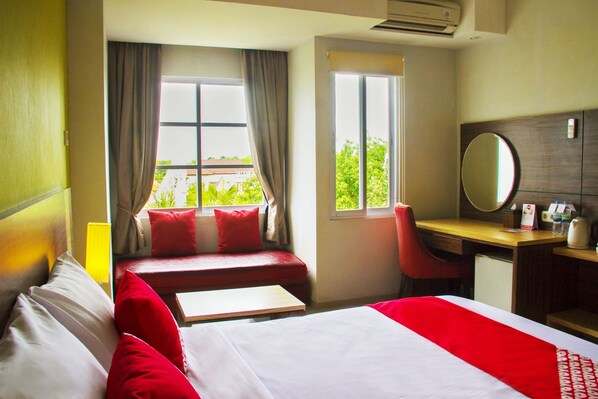 Desk, free WiFi - OYO 406 Gebang Asri Guesthouse (Depok)