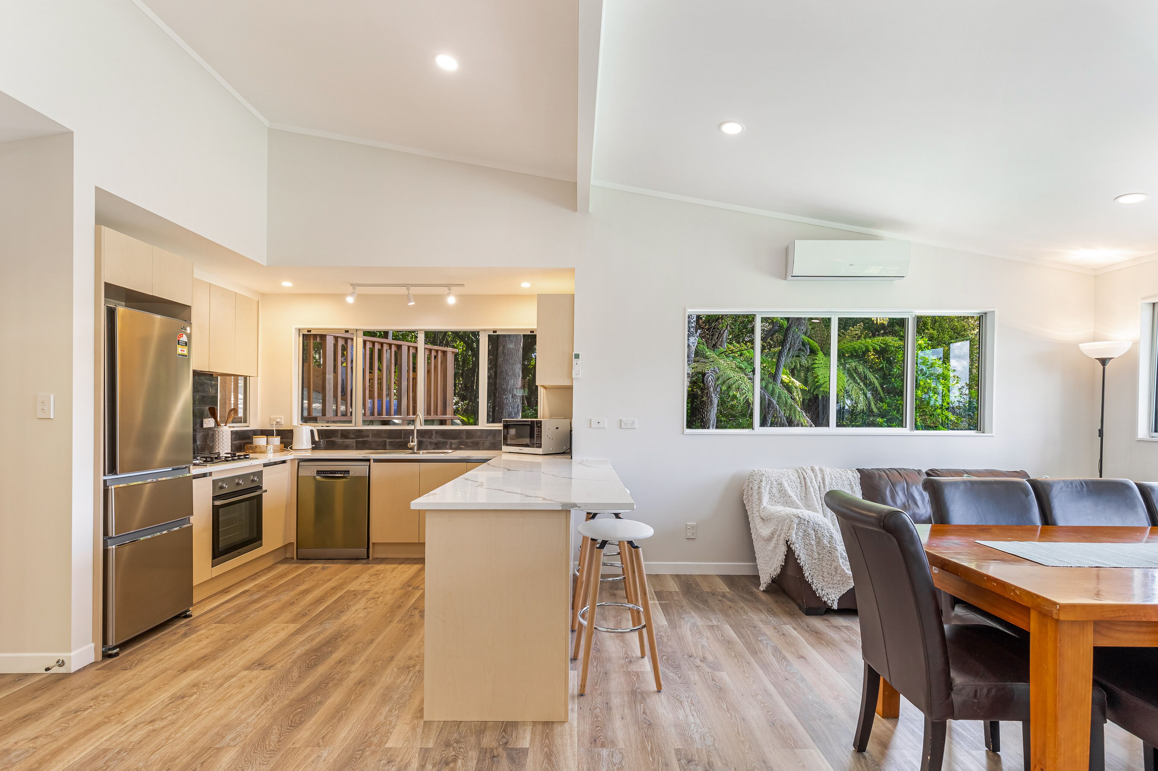 Jääkaappi, mikroaaltouuni, uuni, liesi