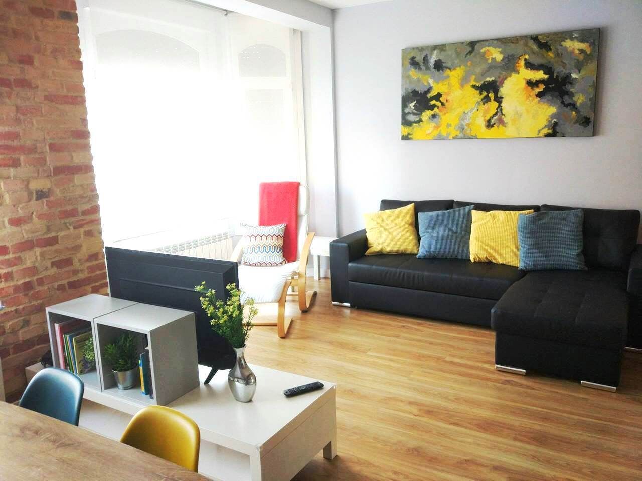 Full Center next to Gran Vía and Laurel.  Garage, Wifi and Breakfast included