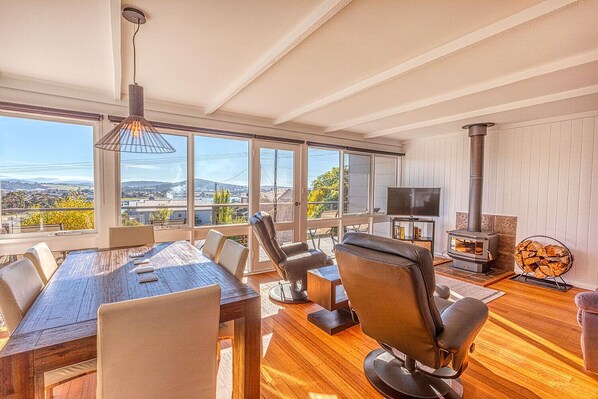 Interior - Mimosa Holiday House - A perfect base to explore the coast (St Helens)