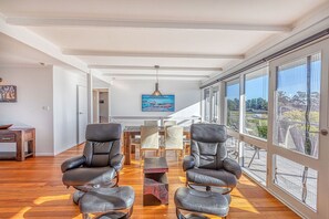 Interior - Mimosa Holiday House - A perfect base to explore the coast (St Helens)