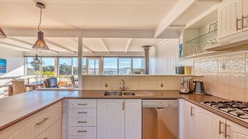 Microones, forn, rentaplats i cafetera i tetera