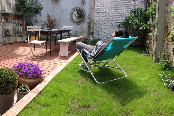 le jardin/ cour de 40 m2, ensoleillé et fleurie