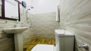 Perhehuone | Kylpyhuone | Suihku, sadesuihkupää, bidee, pyyhkeet