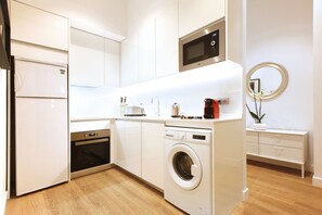 Wasserkocher mit Kaffee-/Teezubehör, Kühlschrank, Mikrowelle, Ofen