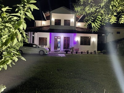 Negombo Villa near Beach/Airport - Sleeps 10