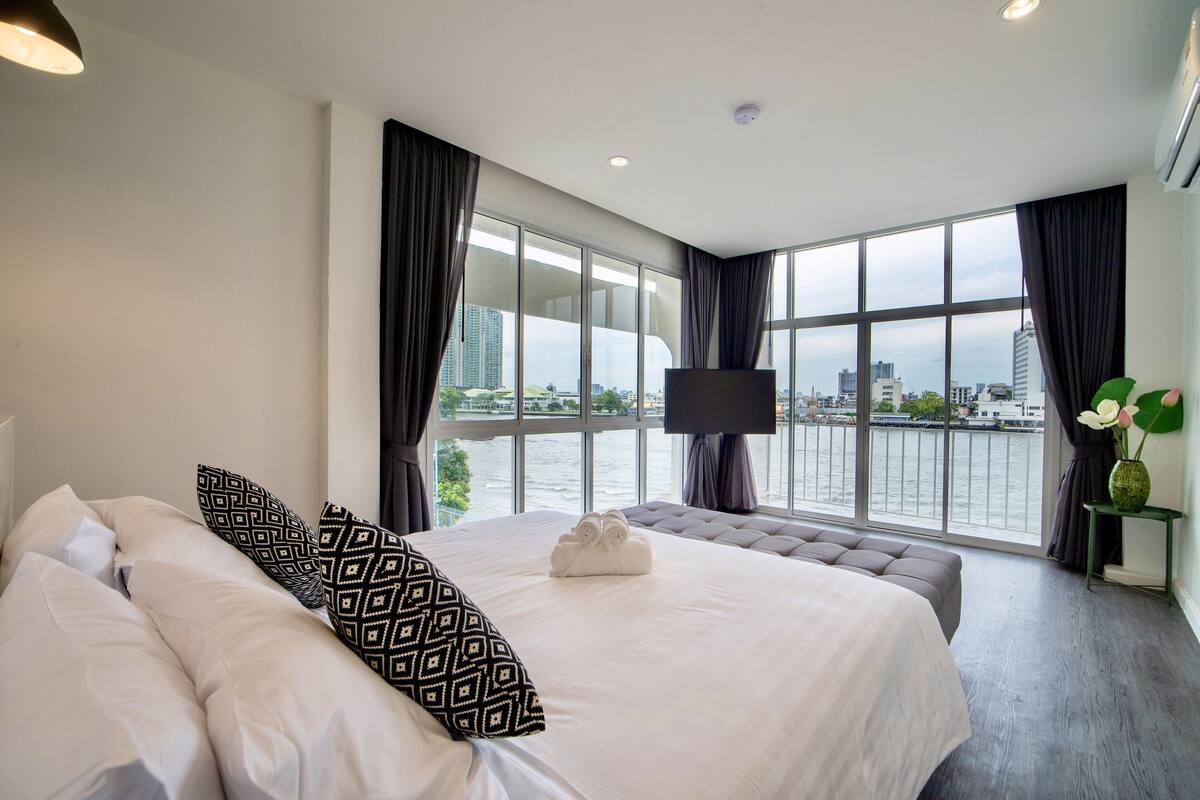 Executive Corner 1 King Bed Non-Smoking | Hypo-allergenic bedding available, minibar, in-room safe, desk