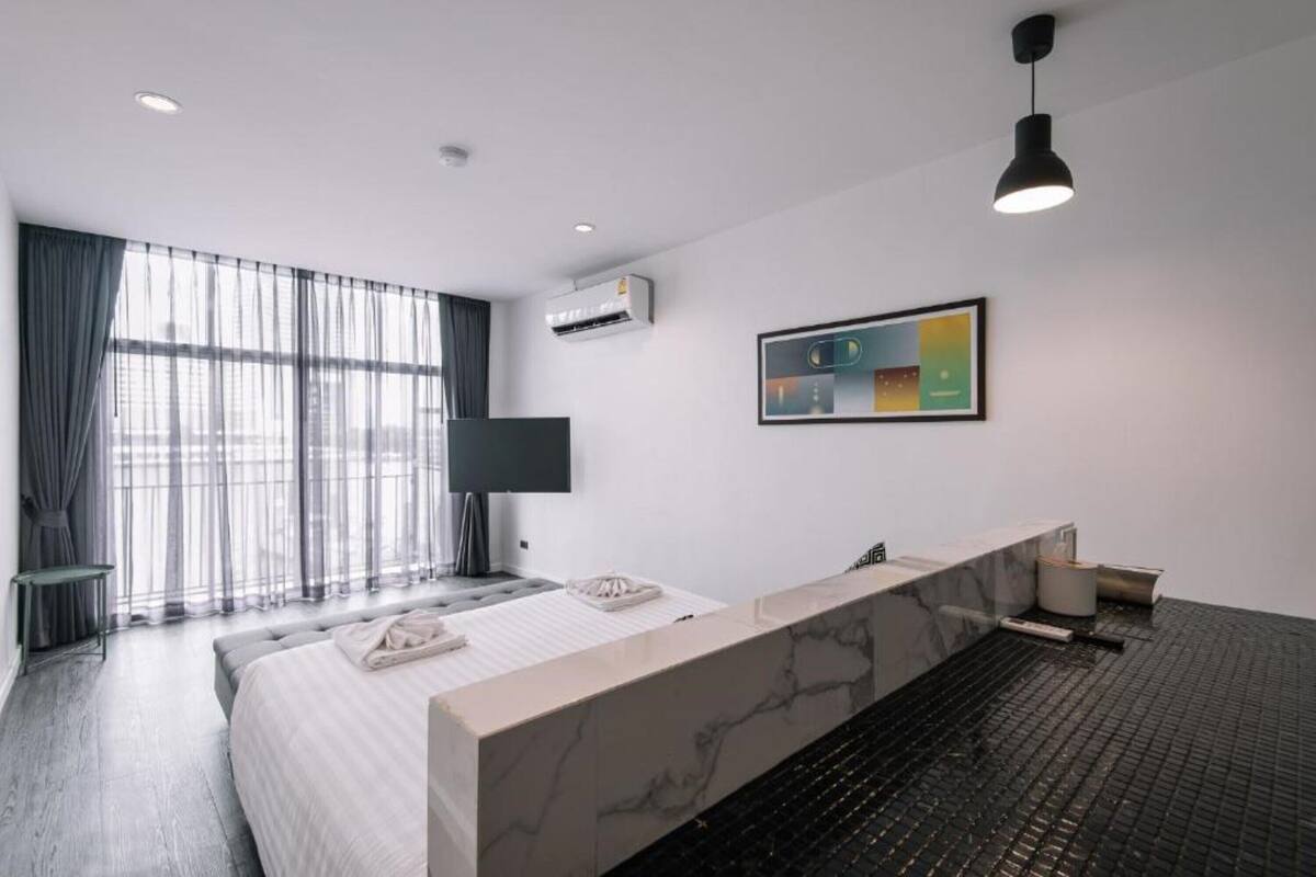 Riverfront Deluxe | Hypo-allergenic bedding available, minibar, in-room safe, desk