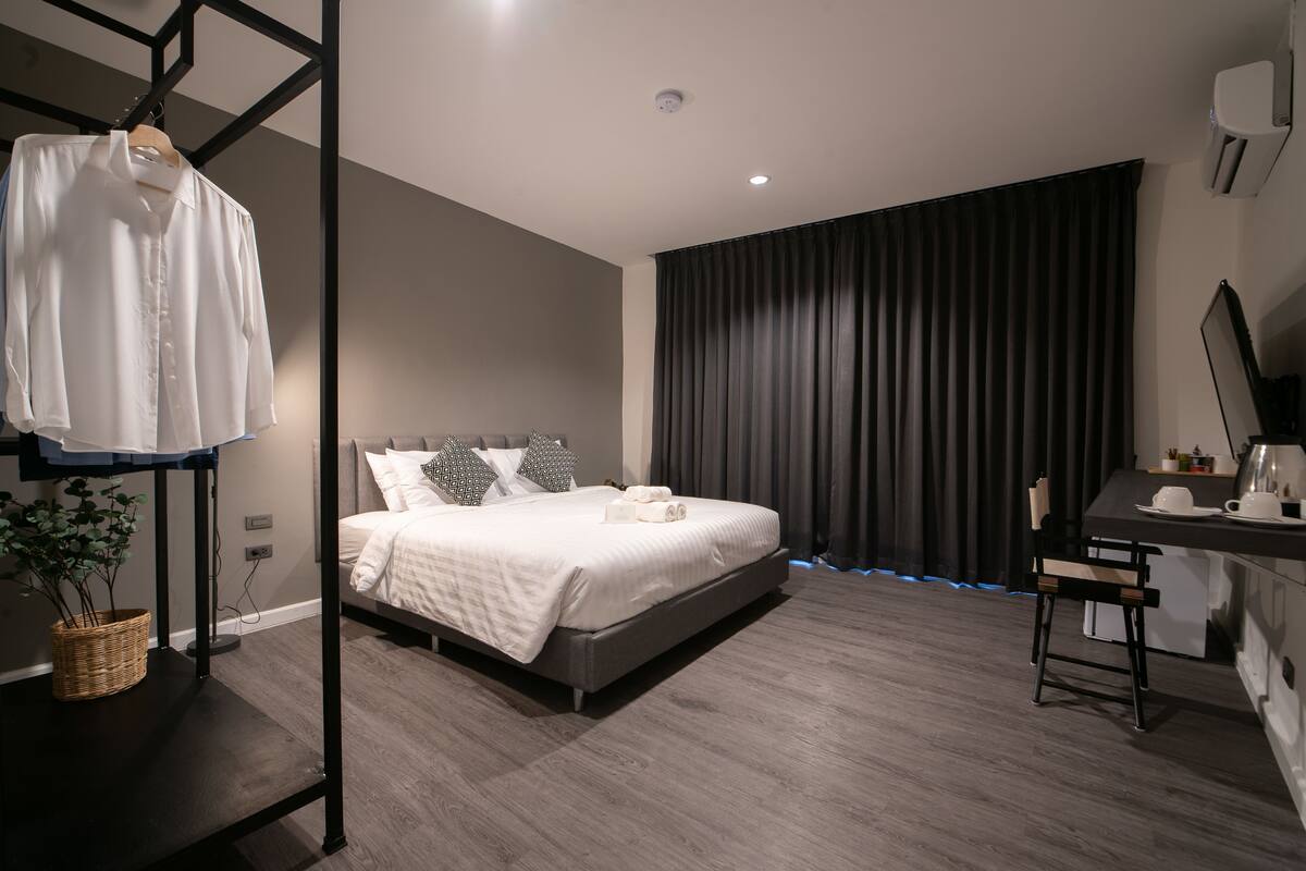  Deluxe King or Twin  | Hypo-allergenic bedding available, minibar, in-room safe, desk