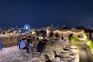 Phục vụ bữa sáng và bữa tối 