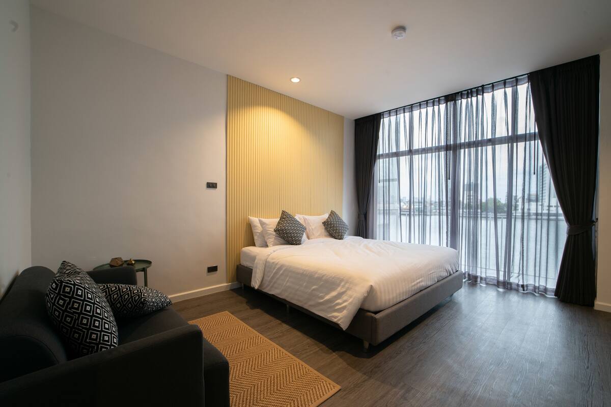 1 King Bed Riverfront | Hypo-allergenic bedding available, minibar, in-room safe, desk