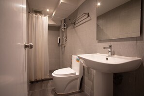 In-room safe, free WiFi, bed sheets - Sleep With Me Bangkok - BTS Phra Khanong (Bangkok)