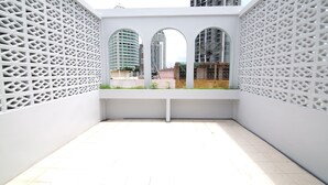 A modern atrium with white lattice walls and a bench. - Sleep With Me Bangkok - BTS Phra Khanong (Bangkok)