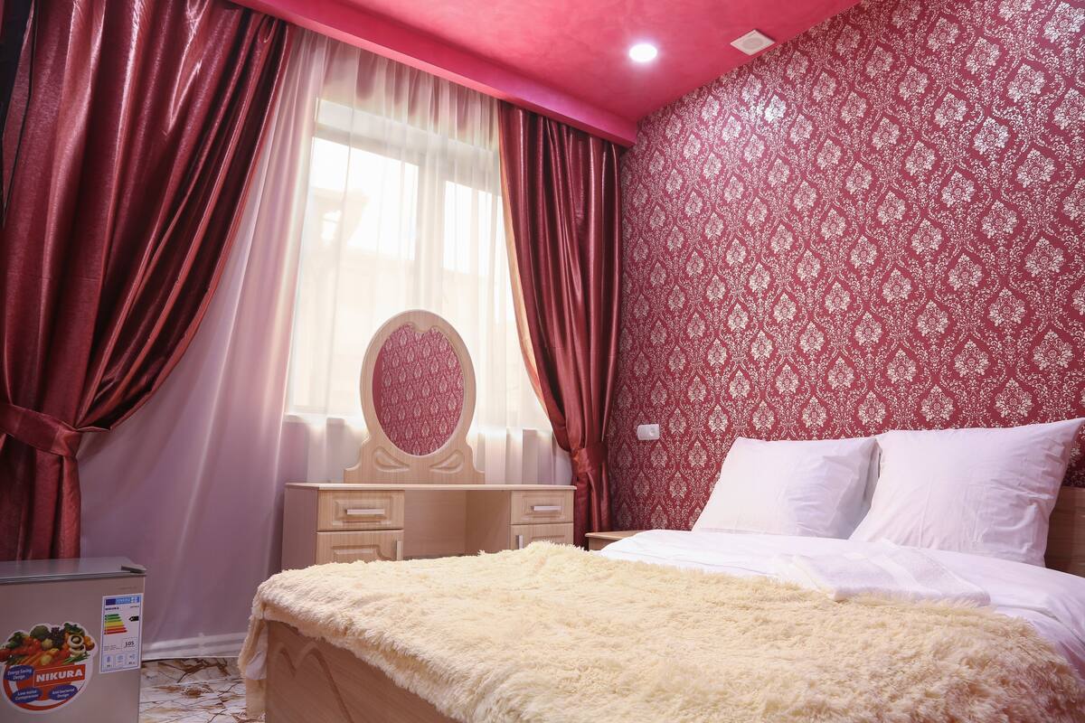 Egyptian cotton sheets, premium bedding, in-room safe, desk