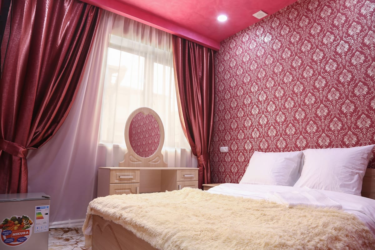 Egyptian cotton sheets, premium bedding, in-room safe, desk