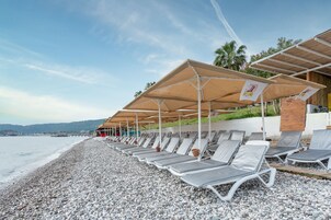 Private beach, free beach shuttle, sun-loungers, beach umbrellas