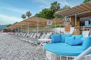 Private beach, free beach shuttle, sun-loungers, beach umbrellas