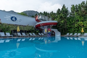 Piscina interna, piscina externa, funciona das 8h às 19h, guarda-sóis