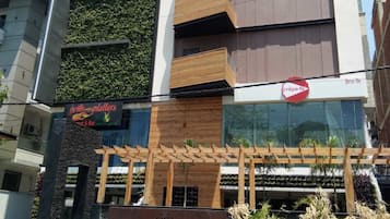 Vista frontal de la propiedad