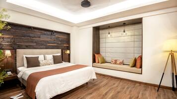 Habitación de lujo, 1 cama King size | Caja de seguridad en la habitación y tabla de planchar con plancha