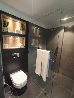 Club Studio, 1 King Bed | Bathroom | Shower, slippers, towels - Virohaa hotel (New Delhi)