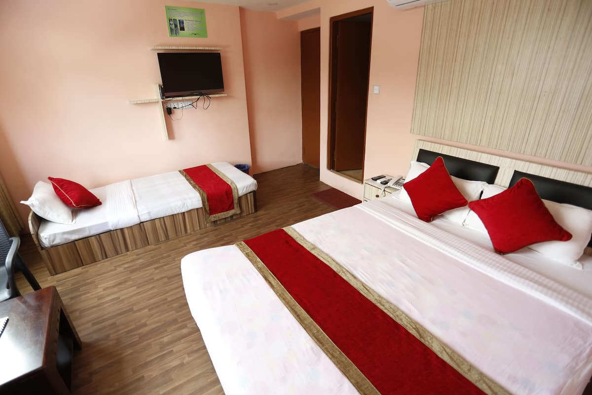 family room, multiple beds, smoking | free wifi