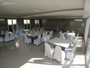 朝食 (コンチネンタル ブレックファスト)、毎日提供 (1 名様 60 THB)