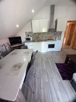Frigorifero, microonde, forno, piano cottura