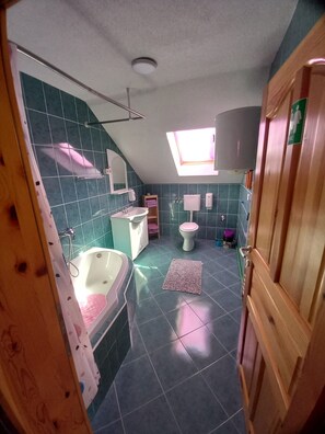 Baignoire, sèche-cheveux, serviettes fournies