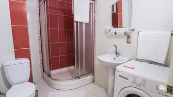 Deluxe Apartment | Bathroom | Shower, hair dryer, towels