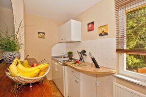 Kühlschrank, Ofen, Wasserkocher mit Kaffee-/Teezubehör, Wasserkocher