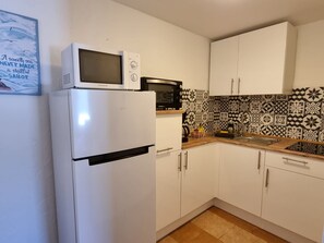 Kühlschrank, Mikrowelle, Ofen, Wasserkocher mit Kaffee-/Teezubehör