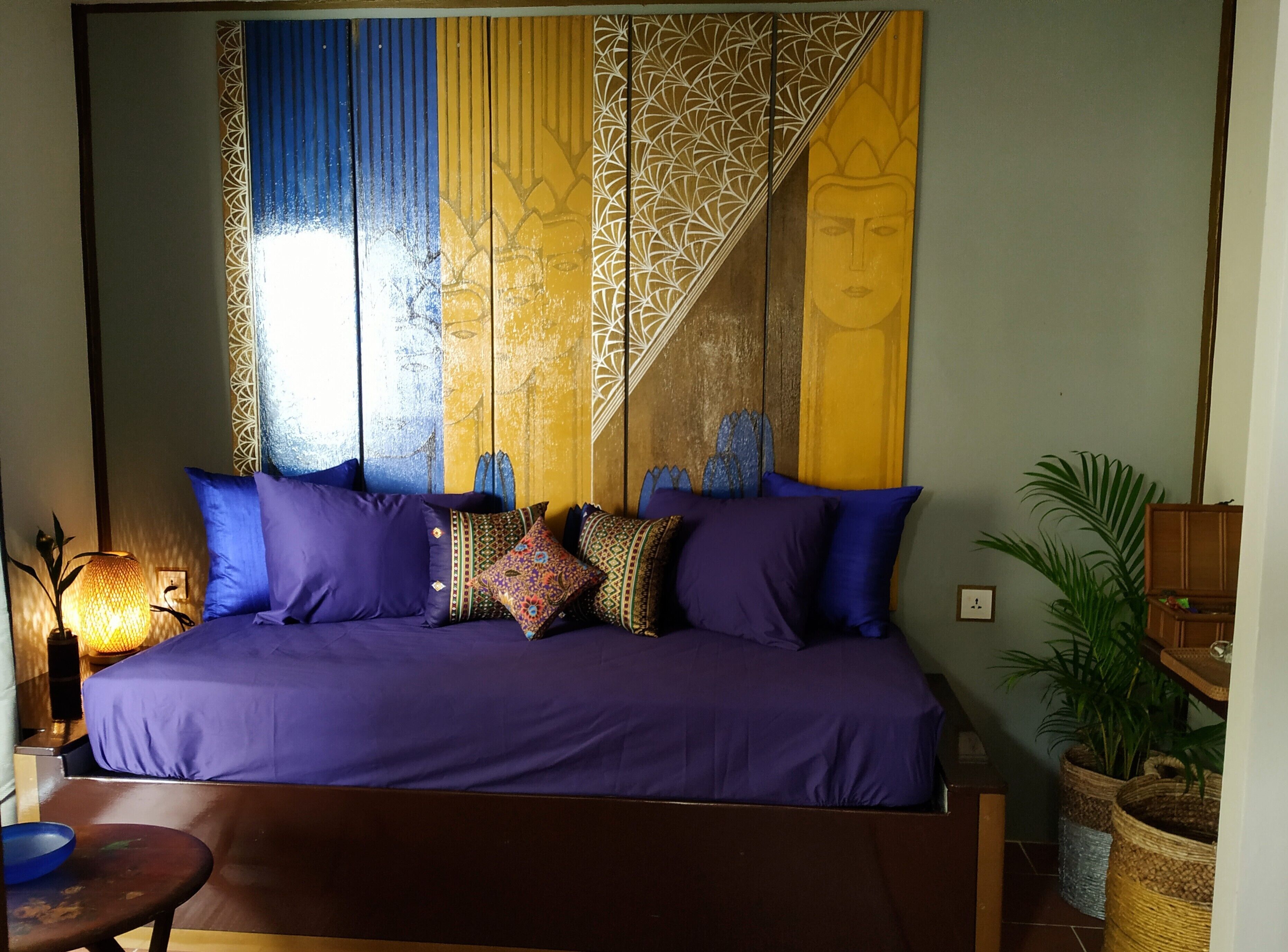 deluxe double room | living area | 32-inch flat-screen tv with cable channels, tv