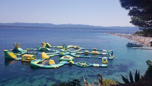 Een waterpark met verschillende opblaasbare speelconstructies in het water.