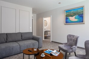 Deluxe Suite with Jacuzzi  | リビング エリア | 薄型テレビ